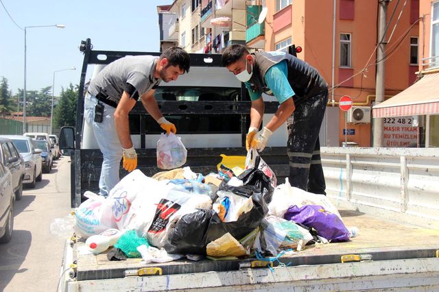bir poset altinini cop sanip attigini esinden 3 14238503 o