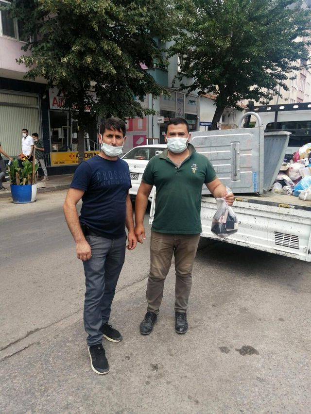 bir poset altinini cop sanip attigini esinden 7 14238503 o