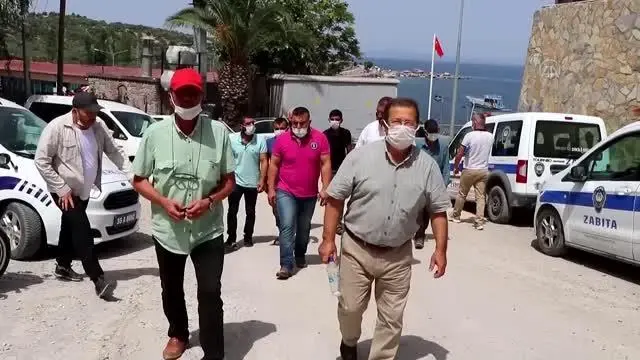 Dikili'de bir grup, belediyenin düzenlediği arsa satış ihalesine tepki gösterdi
