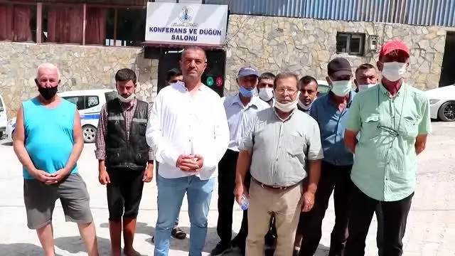 Dikili'de bir grup, belediyenin düzenlediği arsa satış ihalesine tepki gösterdi
