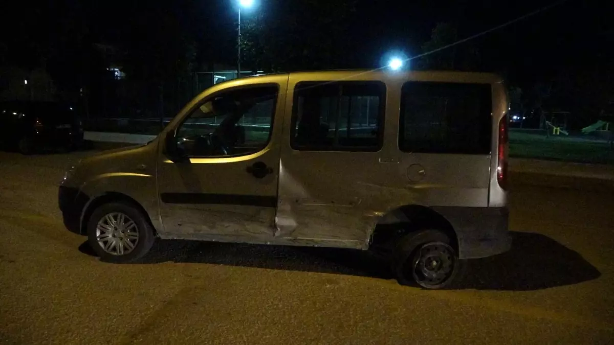 Dur ihtarına uymayan araç ile polis otosu çarpıştı: 2 polis yaralı