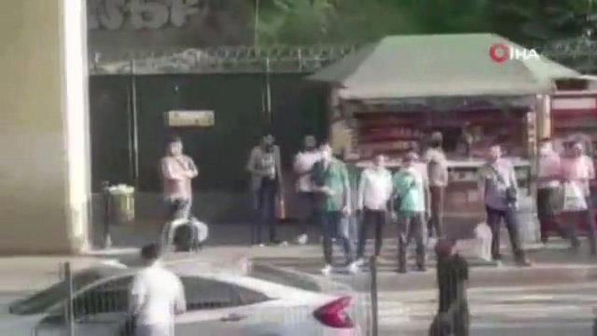 Sürücüler tekme tokat birbirine girdi...Kavga anı kamerada