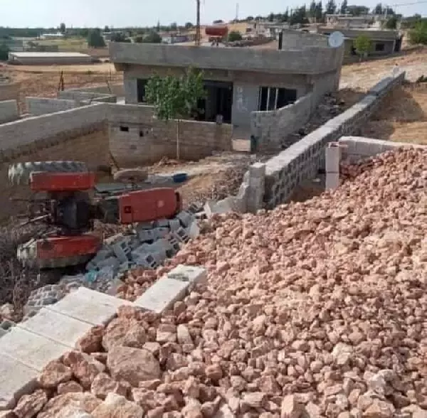 Son dakika: Evinin inşaatında çalışırken devrilen traktörün altında kalıp öldü