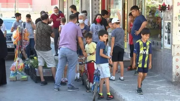 Son dakika haber: GAZİOSMANPAŞA'DA OTOMOBİLİN KALDIRIMDA İKİ KİŞİYİ EZDİĞİ ANLAR KAMERADA