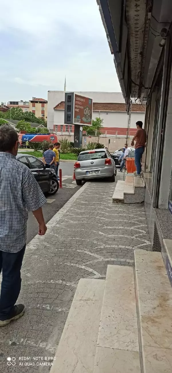 Son dakika haber: GAZİOSMANPAŞA'DA OTOMOBİLİN KALDIRIMDA İKİ KİŞİYİ EZDİĞİ ANLAR KAMERADA