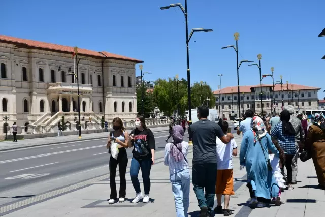İç Anadolu'da kademeli normalleşmenin üçüncü etabının başlamasıyla cadde ve sokaklarda yoğunluk oluştu