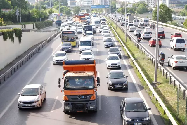 İç Anadolu'da kademeli normalleşmenin üçüncü etabının başlamasıyla cadde ve sokaklarda yoğunluk oluştu