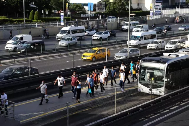 İç Anadolu'da kademeli normalleşmenin üçüncü etabının başlamasıyla cadde ve sokaklarda yoğunluk oluştu