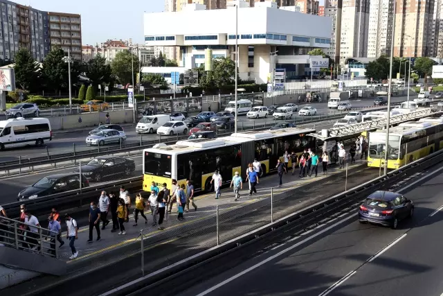 İç Anadolu'da kademeli normalleşmenin üçüncü etabının başlamasıyla cadde ve sokaklarda yoğunluk oluştu