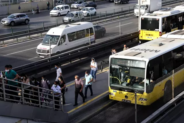 İç Anadolu'da kademeli normalleşmenin üçüncü etabının başlamasıyla cadde ve sokaklarda yoğunluk oluştu