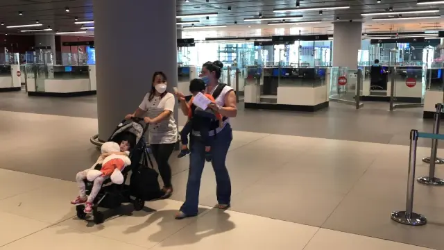 İstanbul Havalimanı'nda kurulan PCR noktasında belli sayıda yolcuya örnekleme temelinde test işlemleri yapılıyor