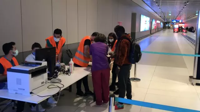 İstanbul Havalimanı'nda kurulan PCR noktasında belli sayıda yolcuya örnekleme temelinde test işlemleri yapılıyor