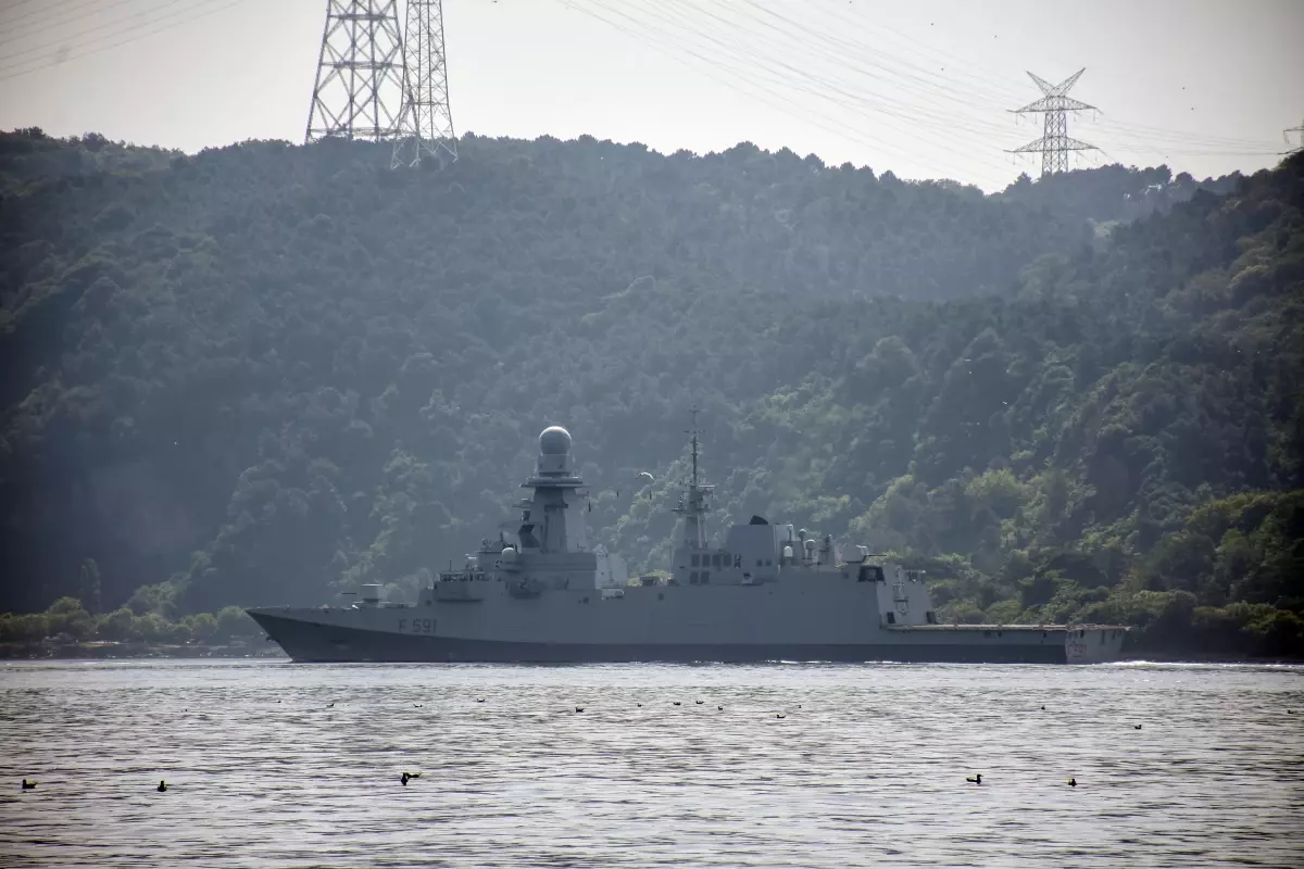İtalya Donanması'na ait savaş gemisi İstanbul Boğazı'ndan geçti