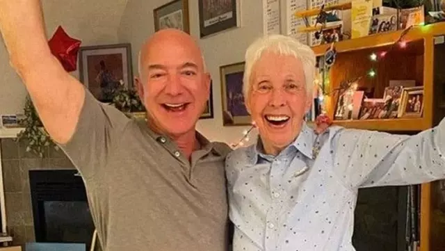 82-year-old pilot Wally Funk to fly into space with Jeff Bezos was commended for bravery 82-year-old pilot Wally Funk to fly into space with Jeff Bezos was commended for bravery