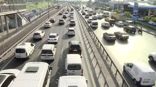 İç Anadolu'da kademeli normalleşmenin üçüncü etabının başlamasıyla cadde ve sokaklarda yoğunluk oluştu