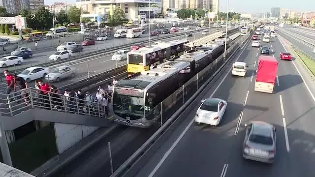 İç Anadolu'da kademeli normalleşmenin üçüncü etabının başlamasıyla cadde ve sokaklarda yoğunluk oluştu