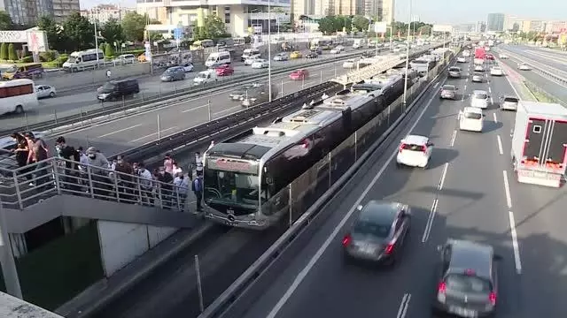 İç Anadolu'da kademeli normalleşmenin üçüncü etabının başlamasıyla cadde ve sokaklarda yoğunluk oluştu