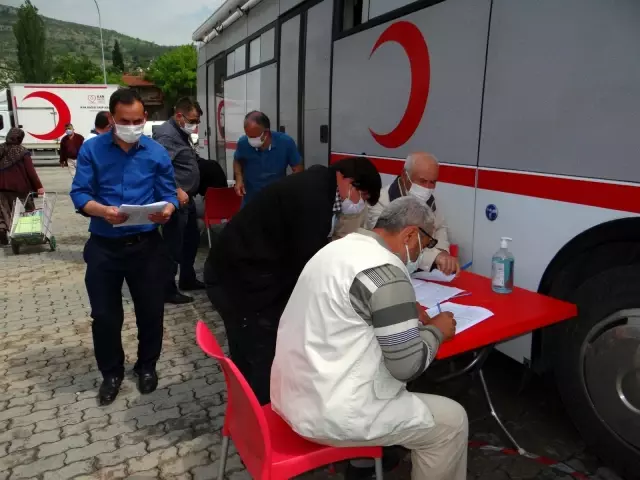 Kan vermek için uzun kuyruklar oluşturdular