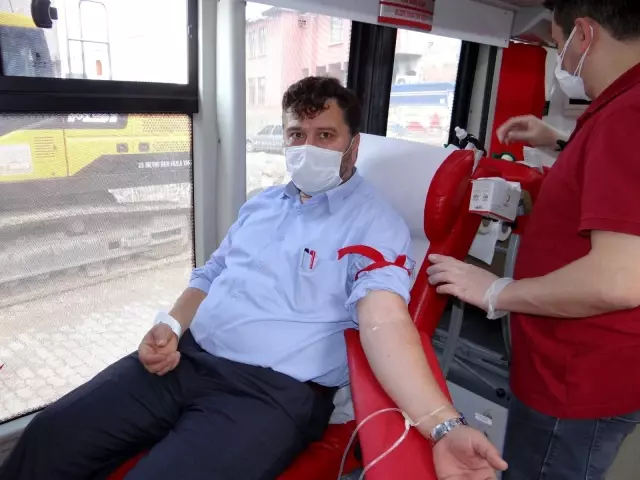 Kan vermek için uzun kuyruklar oluşturdular