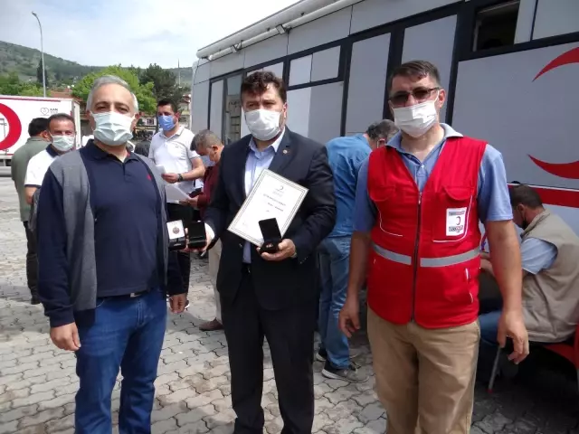 Kan vermek için uzun kuyruklar oluşturdular