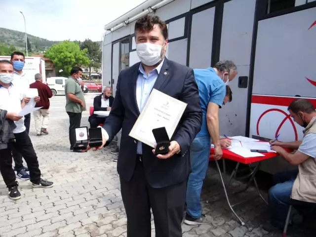 Kan vermek için uzun kuyruklar oluşturdular