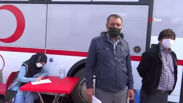 Kan vermek için uzun kuyruklar oluşturdular