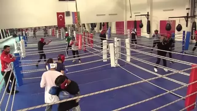 KASTAMONU - Yıldız erkek ve kadın boks milli takımları Avrupa Şampiyonası'ndan madalyalarla dönmeyi hedefliyor (2)