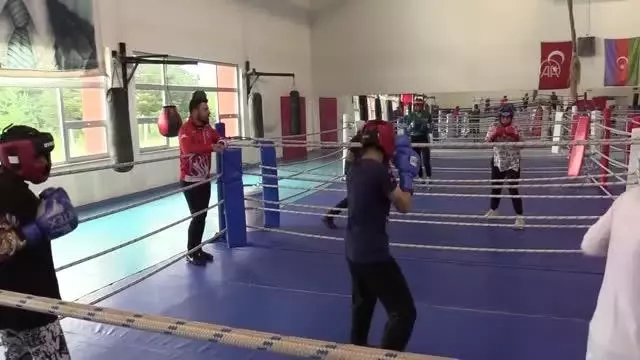 KASTAMONU - Yıldız erkek ve kadın boks milli takımları Avrupa Şampiyonası'ndan madalyalarla dönmeyi hedefliyor (2)