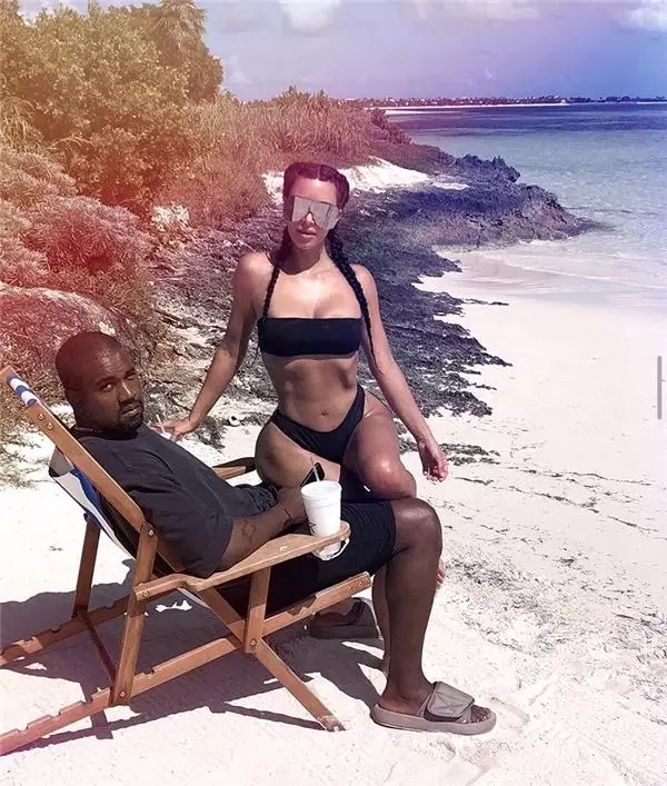 Kim Kardashian sınırları zorladı! Otel odasında üstsüz poz verdi