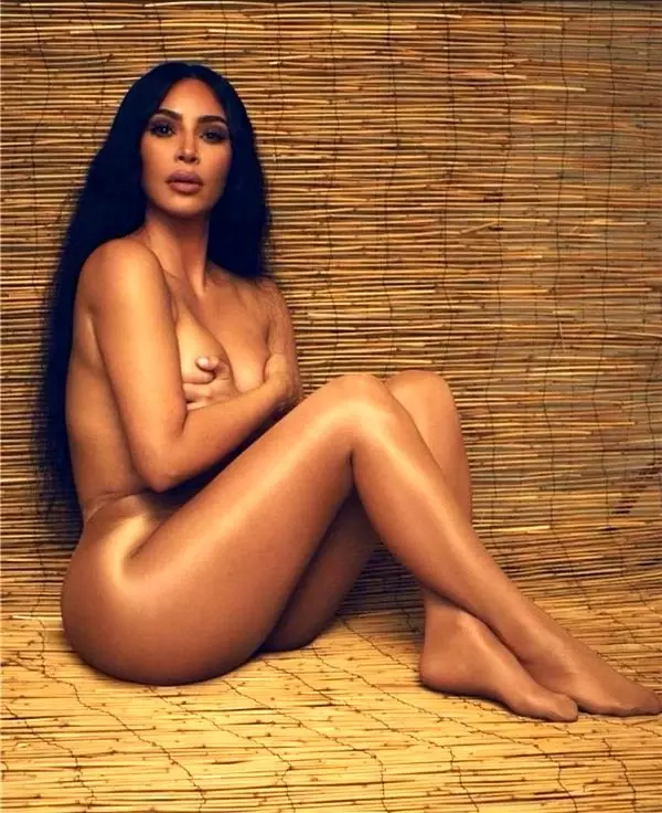 Kim Kardashian sınırları zorladı! Otel odasında üstsüz poz verdi