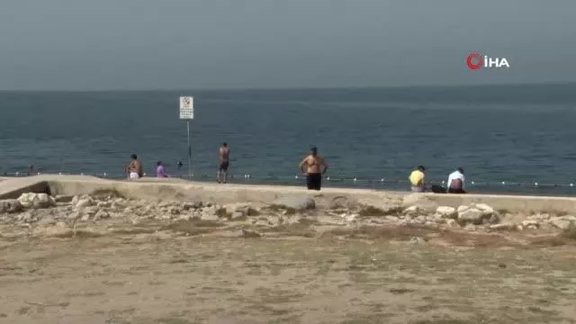 Kısıtlamalar bitti, o günlerin stresini denize girerek attılar