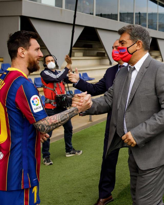 Lionel Messi, 3 yaşında imza attığı Barcelona'dan resmen ayrıldı