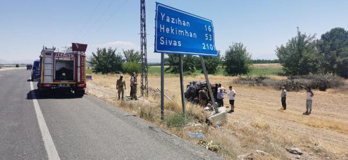 MALATYA'DA ŞARAMPOLE DEVRİLEN KAMYONET HURDAYA DÖNDÜ 5 AĞIR YARALI