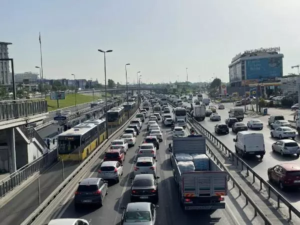 NORMALLEŞMENİN İLK GÜNÜNDE TOPLU TAŞIMADA YOĞUNLUK