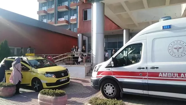 Otelde yemekten zehirlenen 30 kişi hastanelik oldu