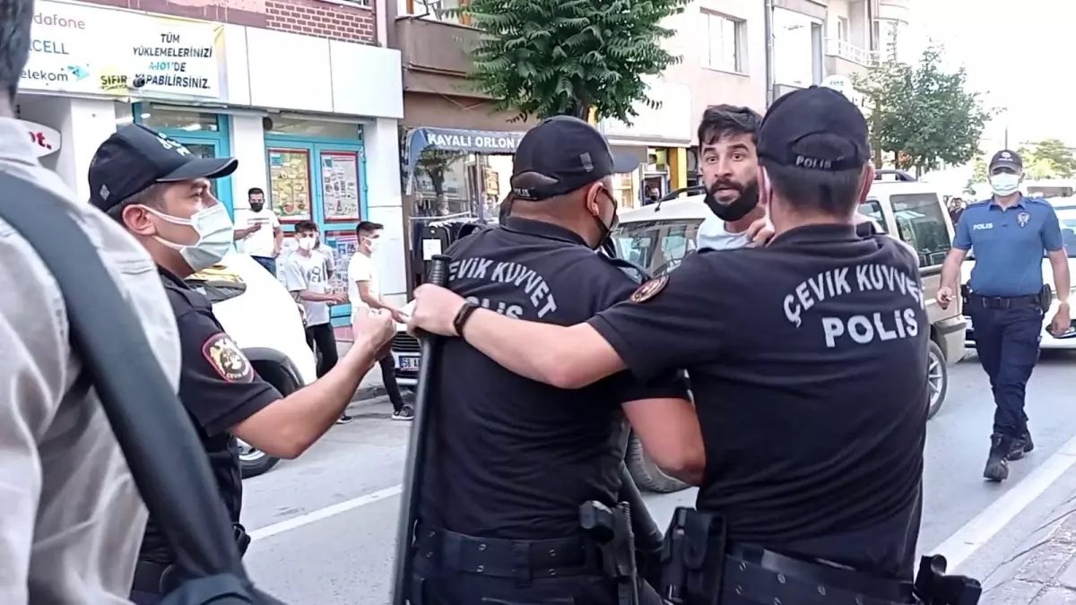 Son dakika haber: Polisler görevini yapan gazetecileri tartakladı
