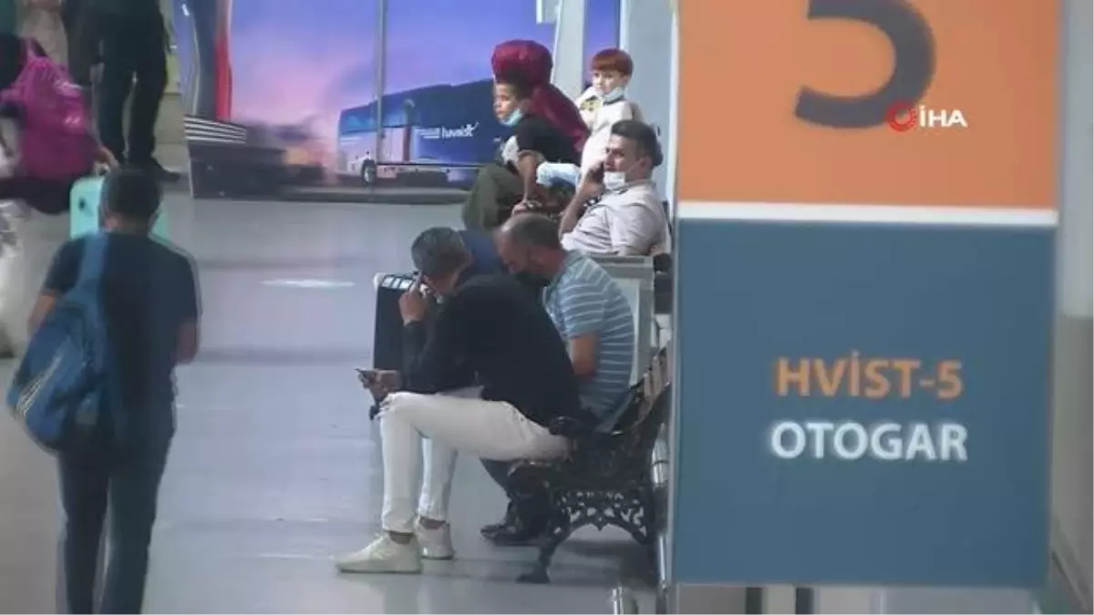 Saniyeler içinde çaldılar, dakikalar sonra yakalandılar... İstanbul Havalimanı'nda cüzdan hırsızları polis ekiplerinden kaçamadı