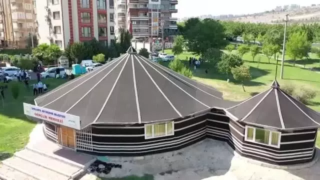 ŞANLIURFA - Bakan Varank, milli sporcuyla bilek güreşi yaptı