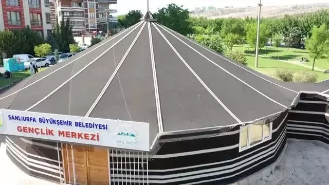 ŞANLIURFA - Bakan Varank, milli sporcuyla bilek güreşi yaptı