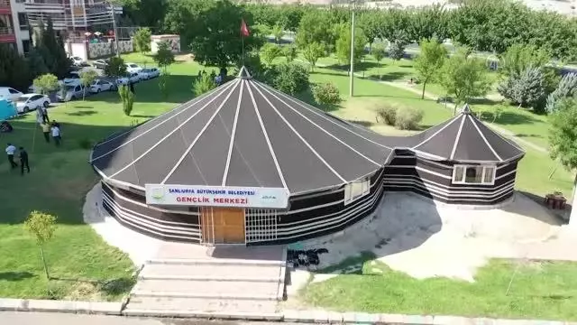 ŞANLIURFA - Bakan Varank, milli sporcuyla bilek güreşi yaptı