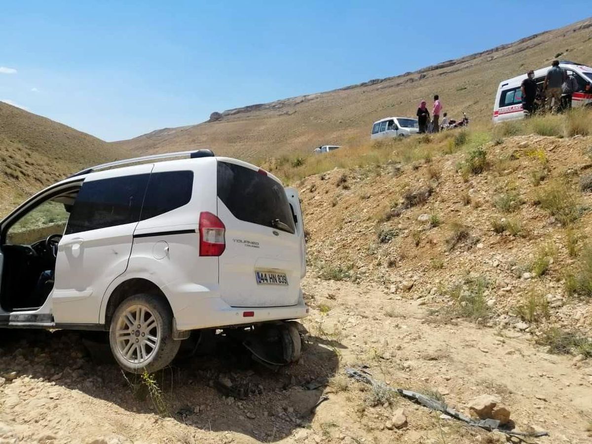 Şarampole devrilen aracın sürücüsü hayatını kaybetti