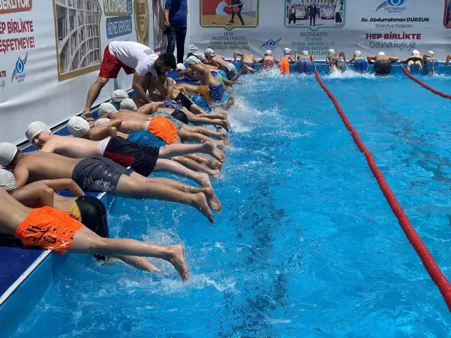 Sultangazi'de çocuklar yüzme havuzlarında yazın tadını çıkartıyor