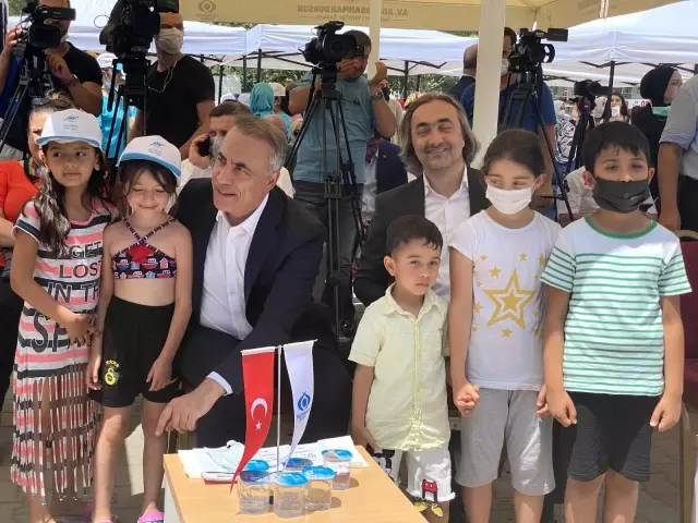 Sultangazi'de çocuklar yüzme havuzlarında yazın tadını çıkartıyor
