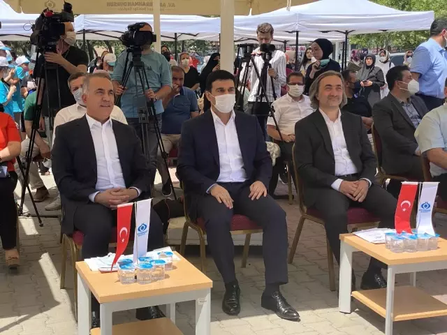 Sultangazi'de çocuklar yüzme havuzlarında yazın tadını çıkartıyor