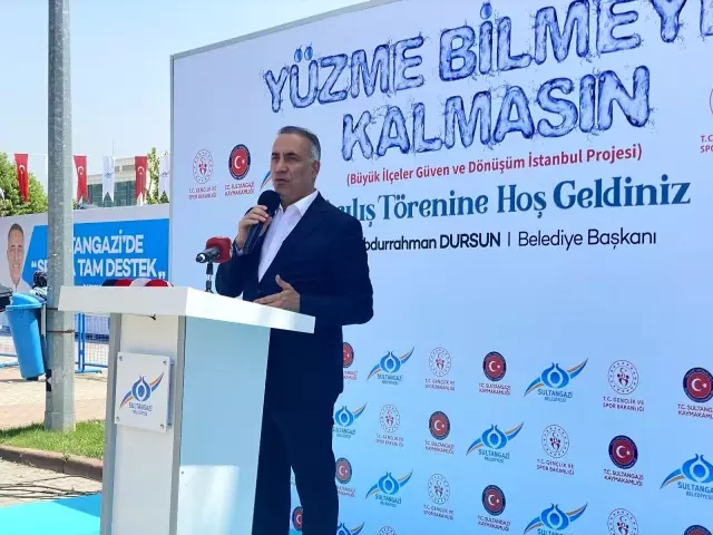 Sultangazi'de çocuklar yüzme havuzlarında yazın tadını çıkartıyor