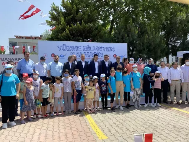 Sultangazi'de çocuklar yüzme havuzlarında yazın tadını çıkartıyor