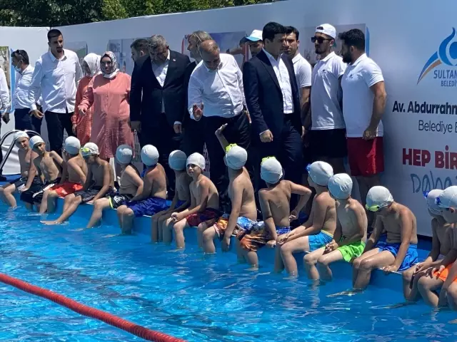 Sultangazi'de çocuklar yüzme havuzlarında yazın tadını çıkartıyor