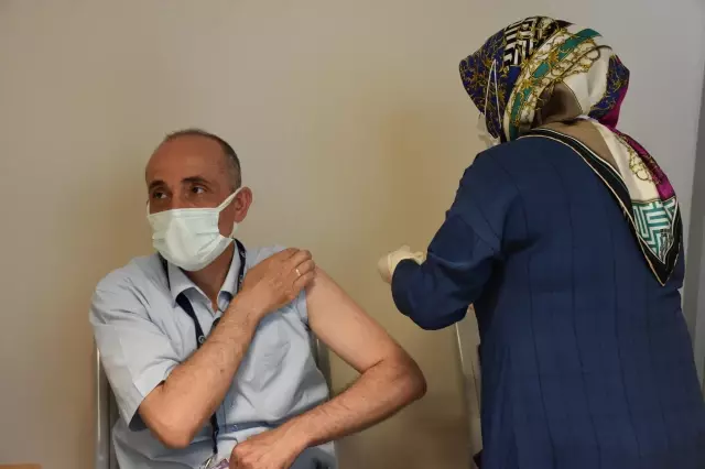 Trabzon Havalimanı'nda Kovid-19 aşısı yapılmaya başlandı