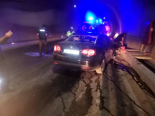 Tünelde otomobil kamyona çarptı: 1 ölü 2 Tünelde otomobil kamyona çarptı: 1 ölü