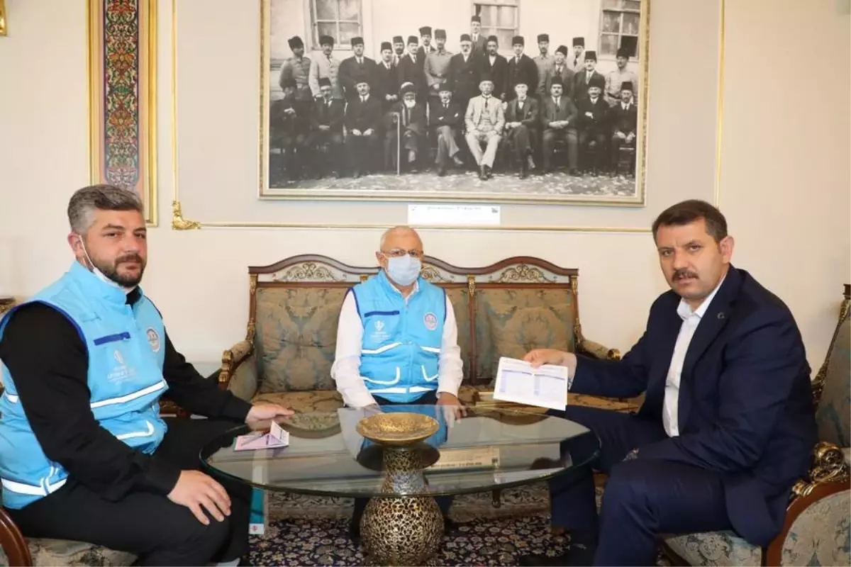 Vali Salih Ayhan, kurbanını TDV'ye ve Hayat Ağacı Derneğine bağışladı